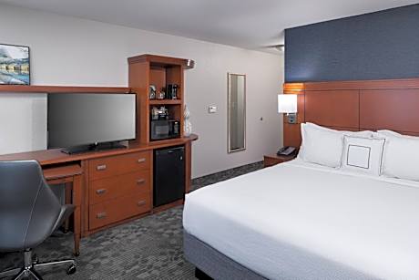 King Room with Sofa Bed and Adapted Tub - Mobility Accessible