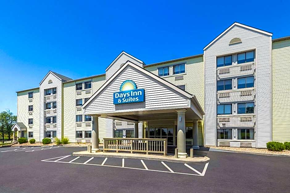 Days Inn and Suites by Wyndham Kansas City South
