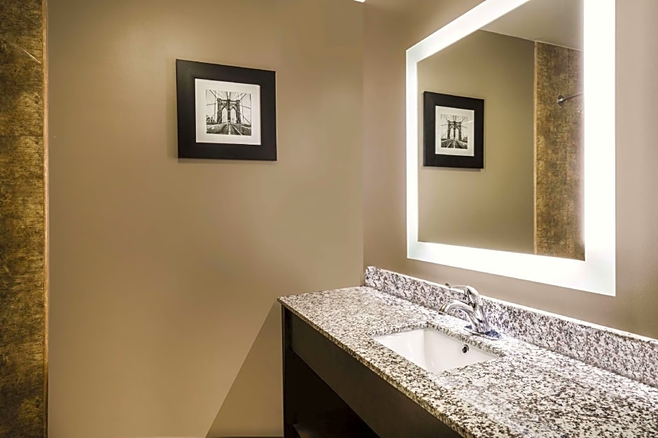 La Quinta Inn & Suites by Wyndham Brooklyn Central