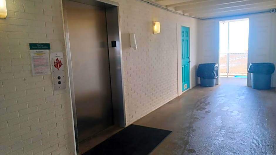 COUPLES GETAWAY, HONEYMOON SWEET, Perfectly Cozy Beach Front Condo with kitchen, pool, free parking,CHECK-IN AT DOOR