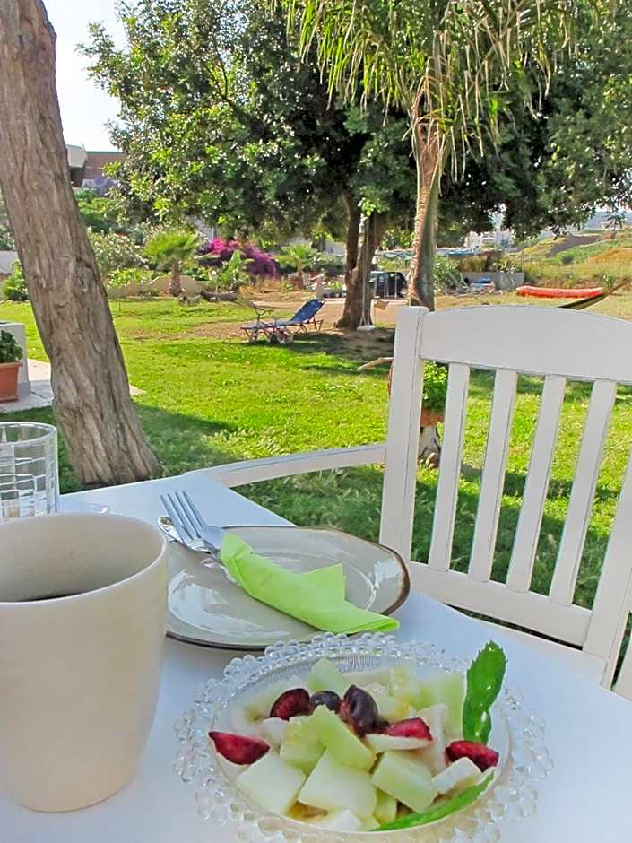 Arodamos Studios & Apts