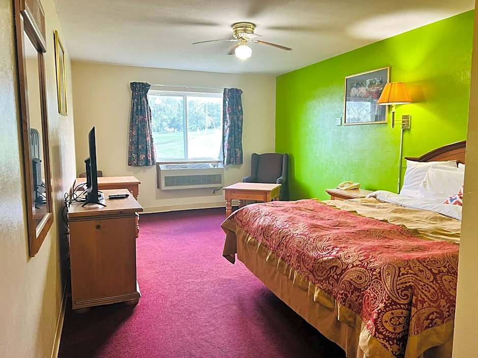 Villa Inn Motel Near Hwy 12 WI Capital O