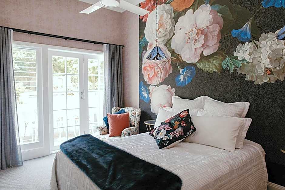 Chanticleer Gardens Barn cottage with a Pool