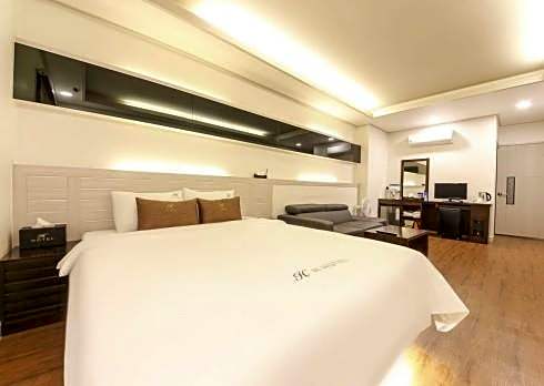 H  Hotel
