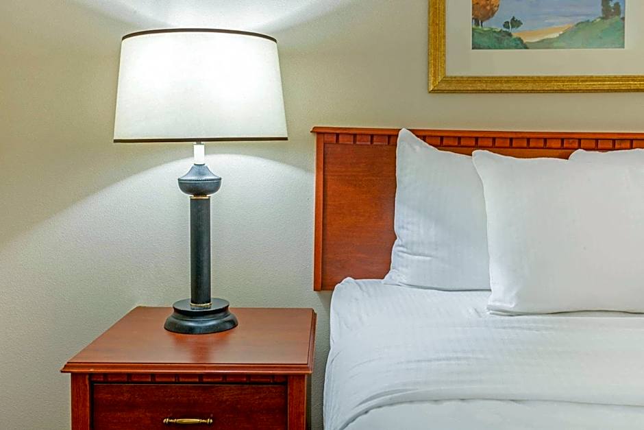 La Quinta Inn & Suites by Wyndham Milwaukee Airport / Oak Creek