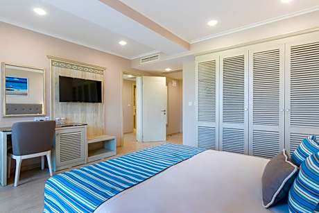 Standard Double or Twin Room with Partial Sea View