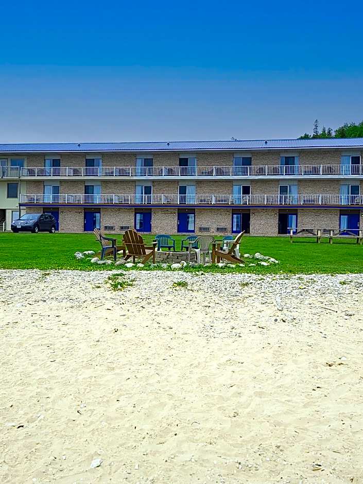 Days Inn & Suites by Wyndham St. Ignace Lakefront