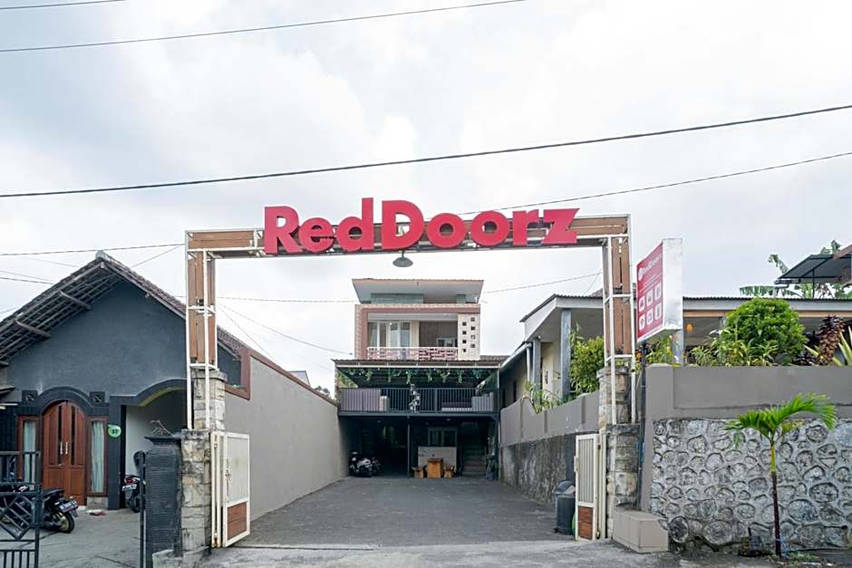 RedDoorz At Villa Akbar 3