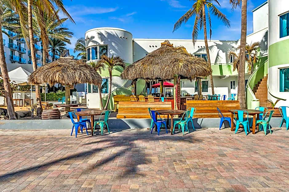 Walkabout 5 Retro Hotel on the beach with live music and a bar