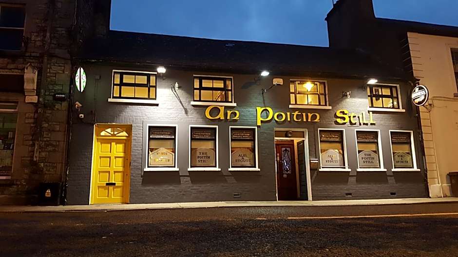 Ridge-Rock Accommodation