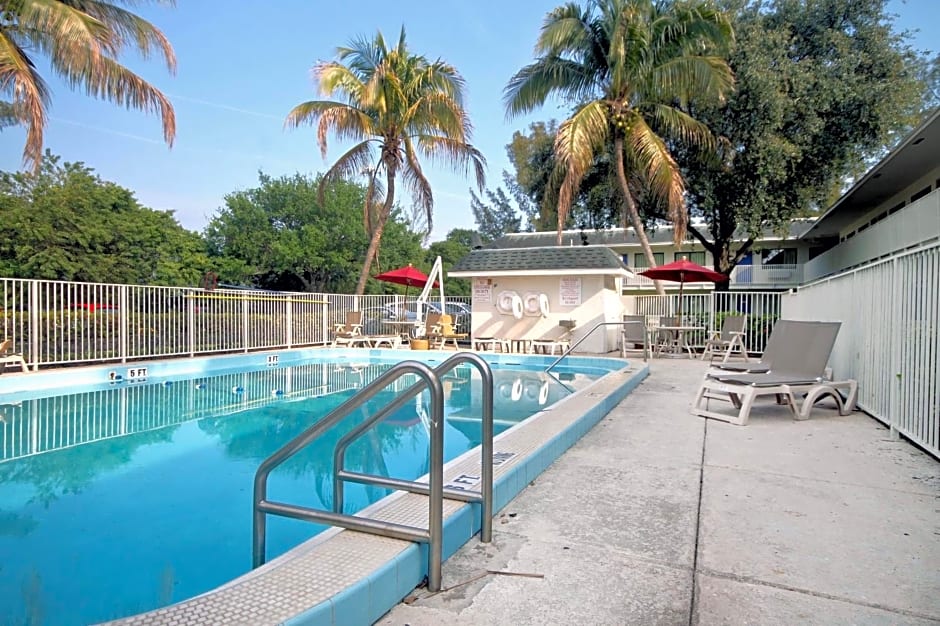 Travelodge by Wyndham Pompano Beach