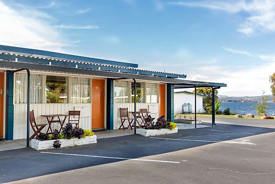 Riverfront Motel & Villas