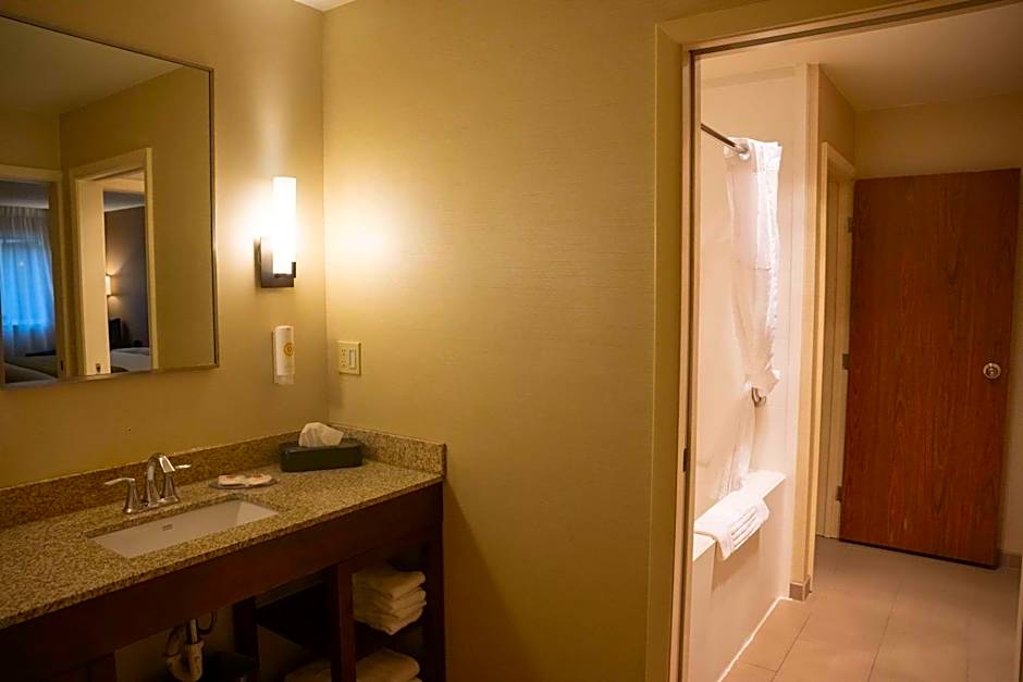 Comfort Inn & Suites Erie - Splash Lagoon Indoor Waterpark