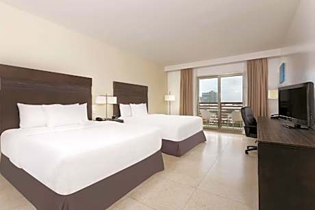 Deluxe Family Room with City View - Non-Smoking