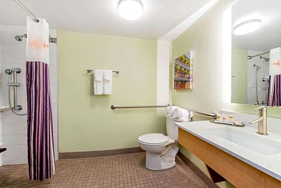 La Quinta Inn & Suites by Wyndham New Orleans Downtown