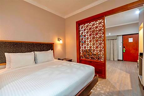 King Suite - Non-Smoking