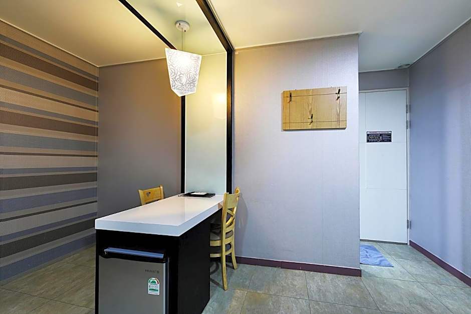 White Tourist Hotel