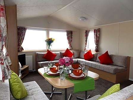 Caravan by the sea Trecco Bay