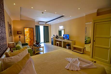 Double Room with Balcony, Lateral Sea View and Beach Access