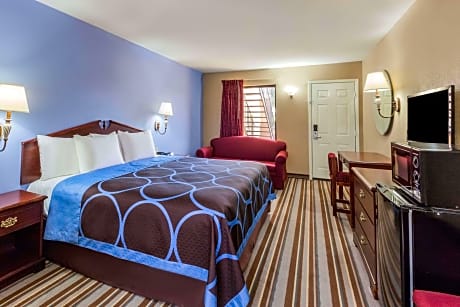 1 King Bed Non-Smoking