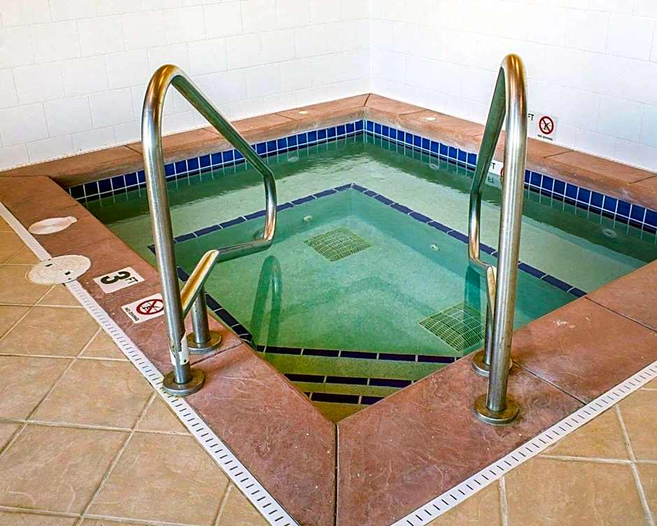 Rodeway Inn & Suites Near Okoboji Lake