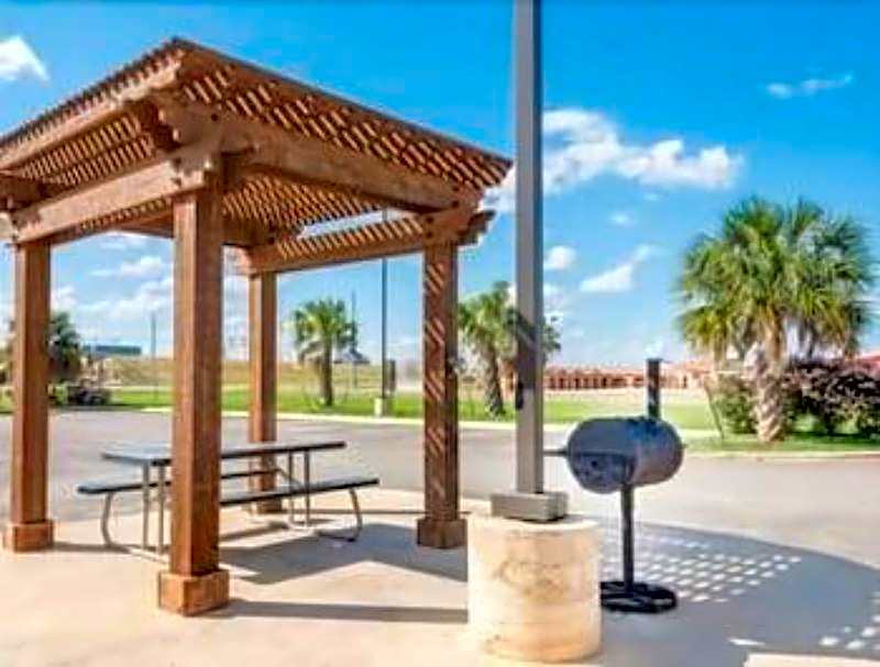 Super 8 by Wyndham Dilley TX