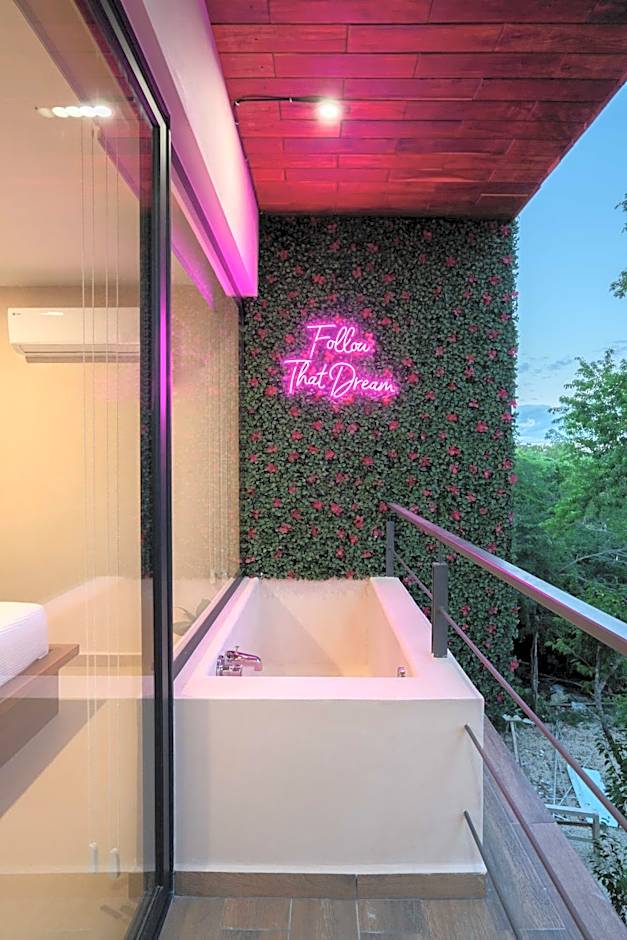Frida's Artsy Condo with own mural, outdoor tub & rooftop pool