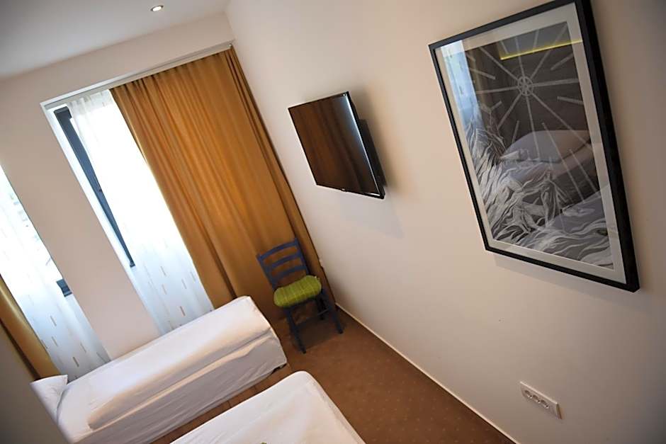 Hotel Argument