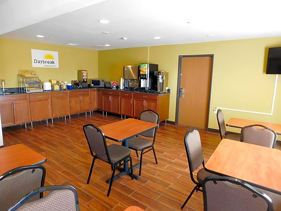 Days Inn & Suites by Wyndham Rochester South