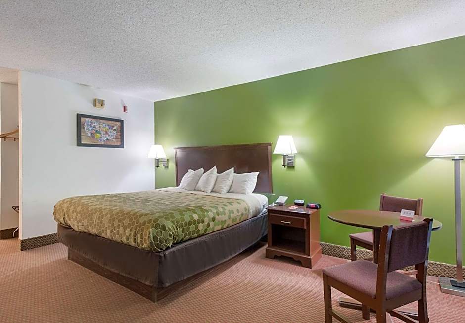 Econo Lodge Inn & Suites East