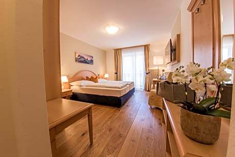 Double Room south side, with balcony and mountain view