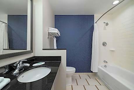 Queen Suite with Sofa Bed and Bay View - Mobility/Hearing Accessible with Tub