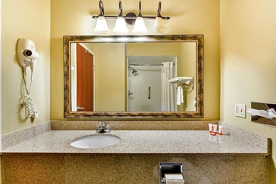 OYO Townhouse Oklahoma City Airport