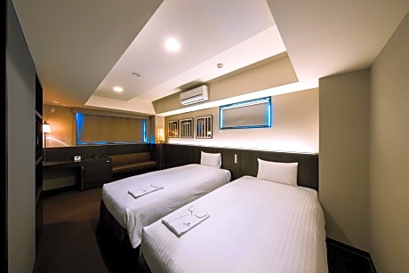 Corner Twin Room - Non-Smoking