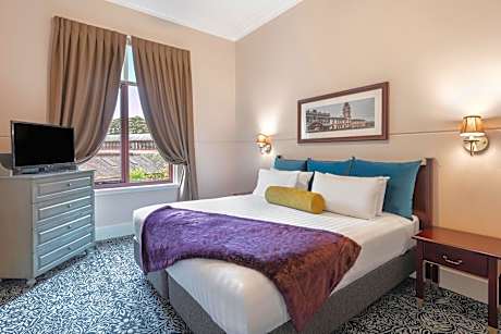 1 King Bed, Studio, Ground Floor, Non-Smoking