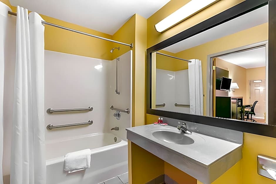 Econo Lodge Inn & Suites Northport