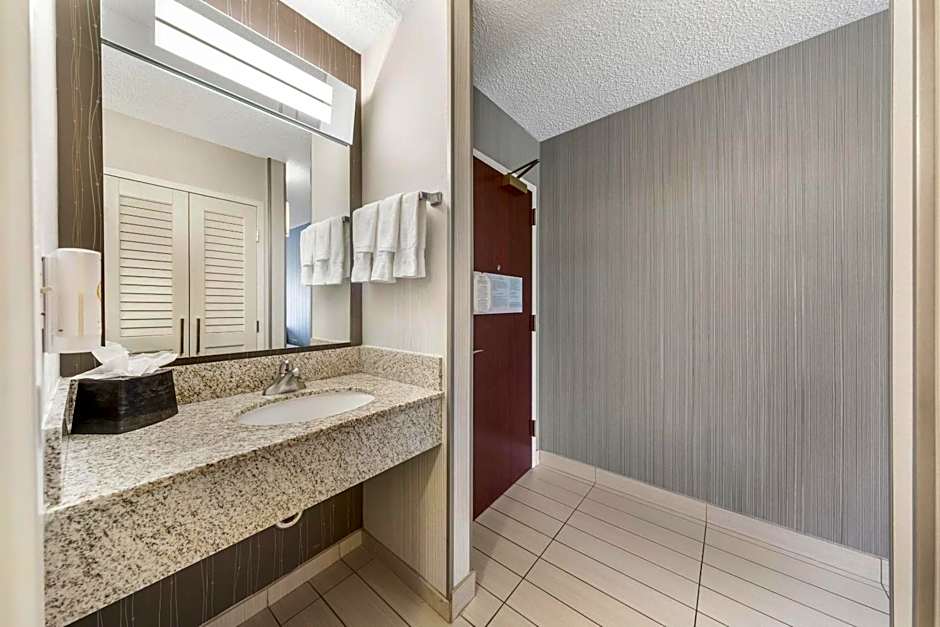 Comfort Inn & Suites Bethlehem Lehigh Valley Airport