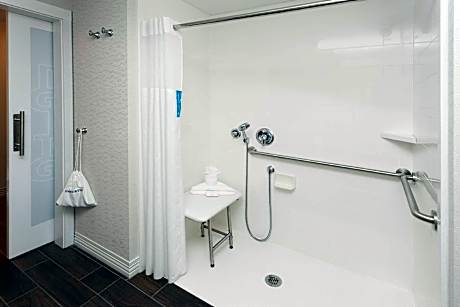 1 King Mobility Access Roll In Shower Nosmok