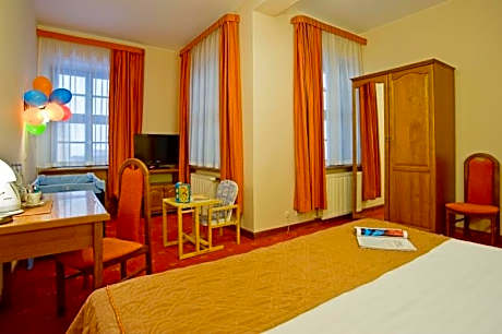 Family Room (2 Adults + 2 Children)