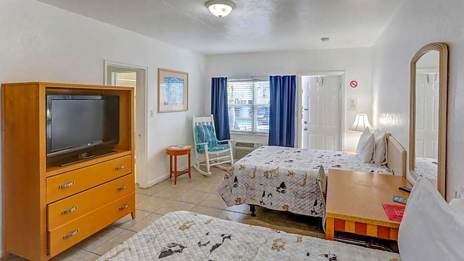 Richard's Motel Courtyard