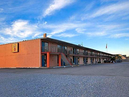 Super 6 Inn & Suites