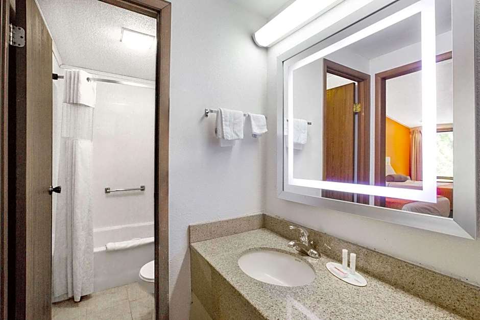 Howard Johnson by Wyndham Wilmington