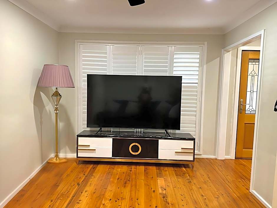 Cheerful 4 Bedrooms With Free Parking