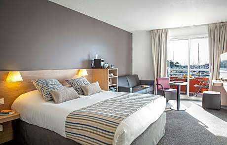 Queen Suite with Port View - Non-Smoking