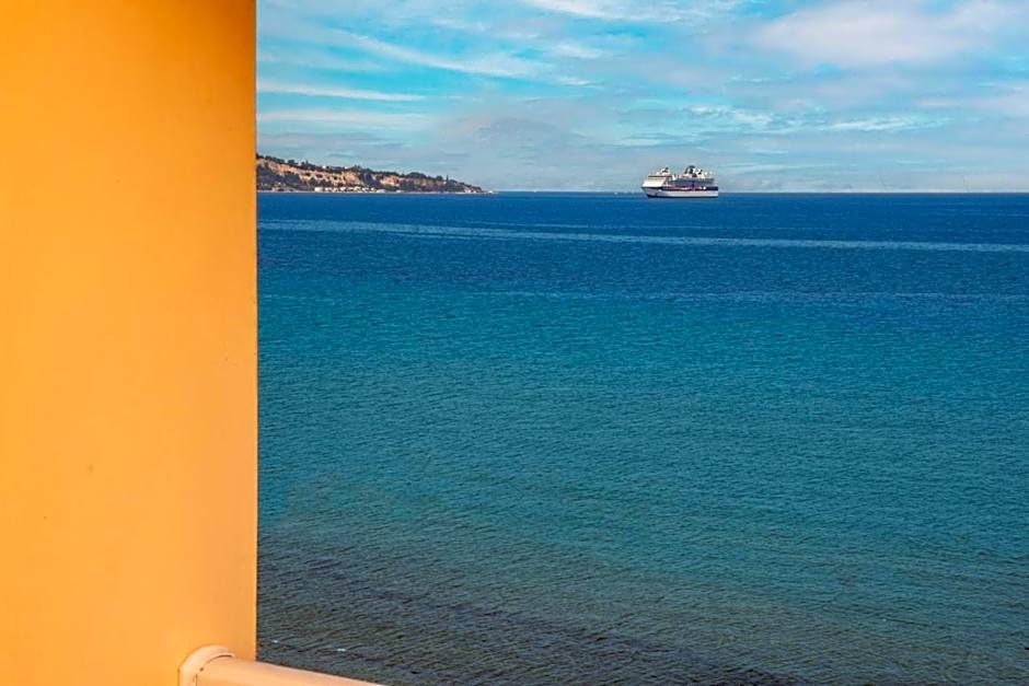 Nefeli Beach - living by the sea