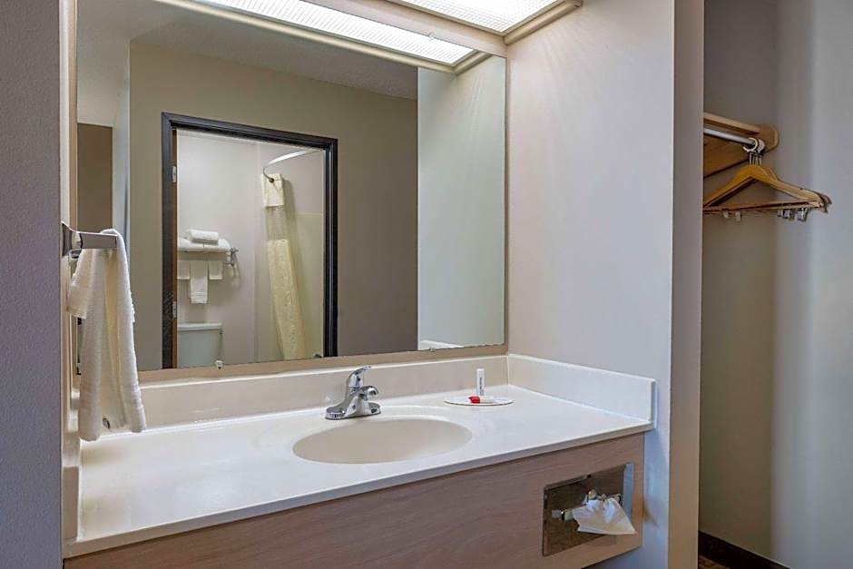 Super 8 by Wyndham Jackson MN