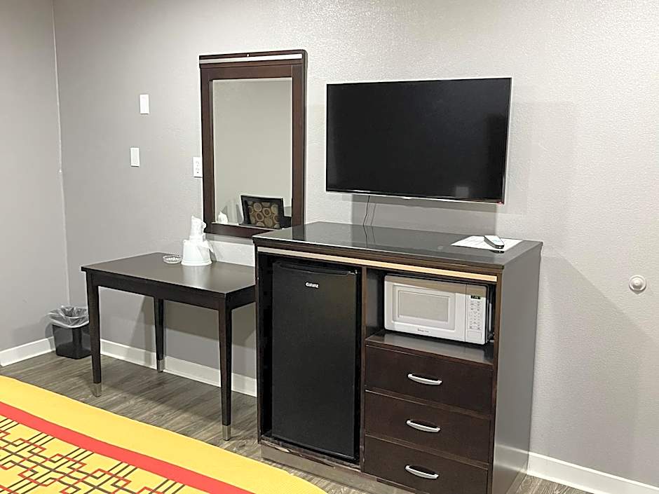 Photo 1 of 5 of 1 King Bed, Nonsmoking