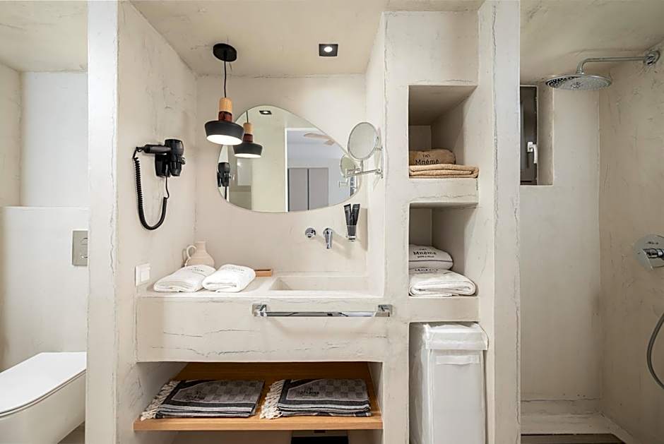 Mnḗmē Suites & Villas