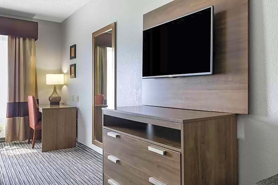 Quality Inn & Suites I-35 E/Walnut Hill