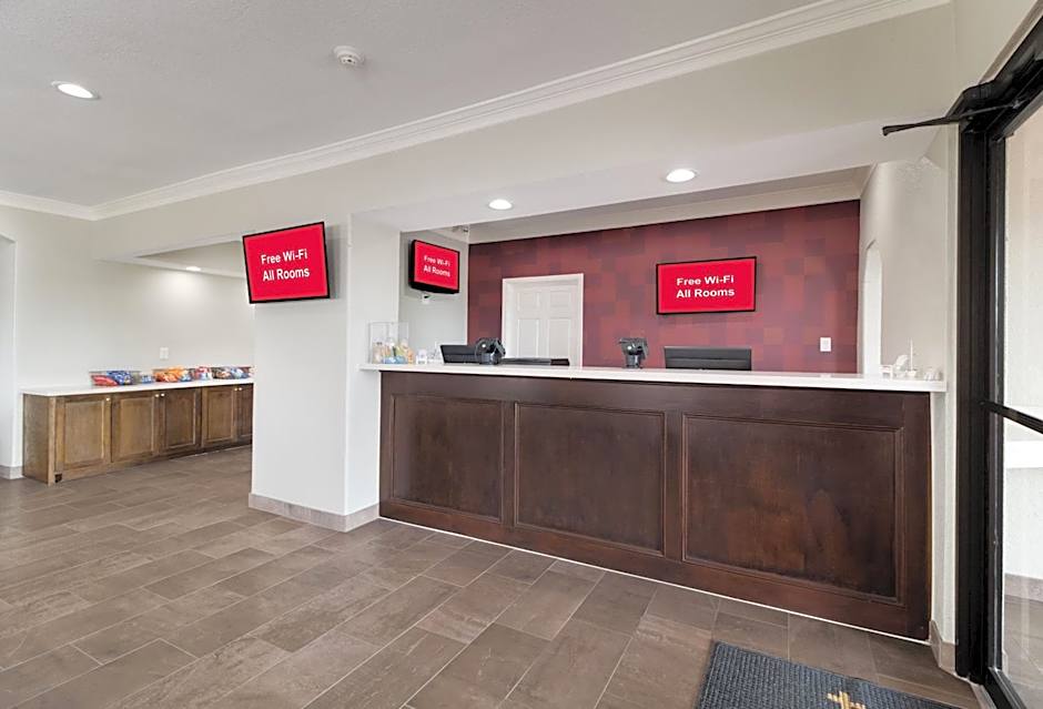 Red Roof PLUS+ Galveston - Beachfront